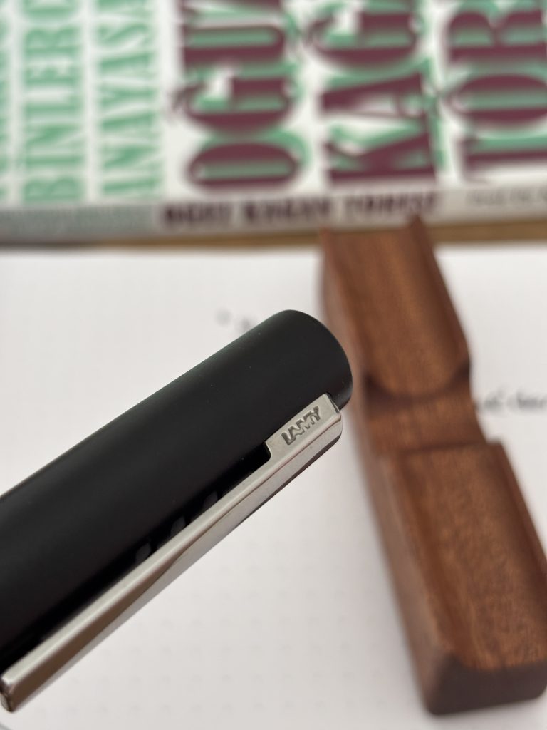 Lamy Aion siyah parlak gövde yaylı çelik klips ve kapak detayı