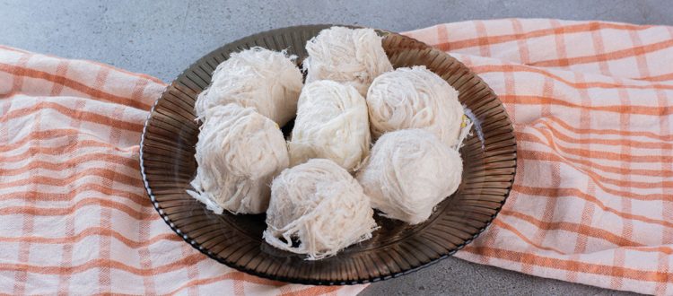 İzmit pişmaniyesinin tarihini, İran kökenli “pashmak” tatlısından Anadolu’ya uzanan serüvenini, onu İzmit’e taşıyan ustaları ve farklı şehirlerdeki benzer tatlılarla farklarını keşfedin.